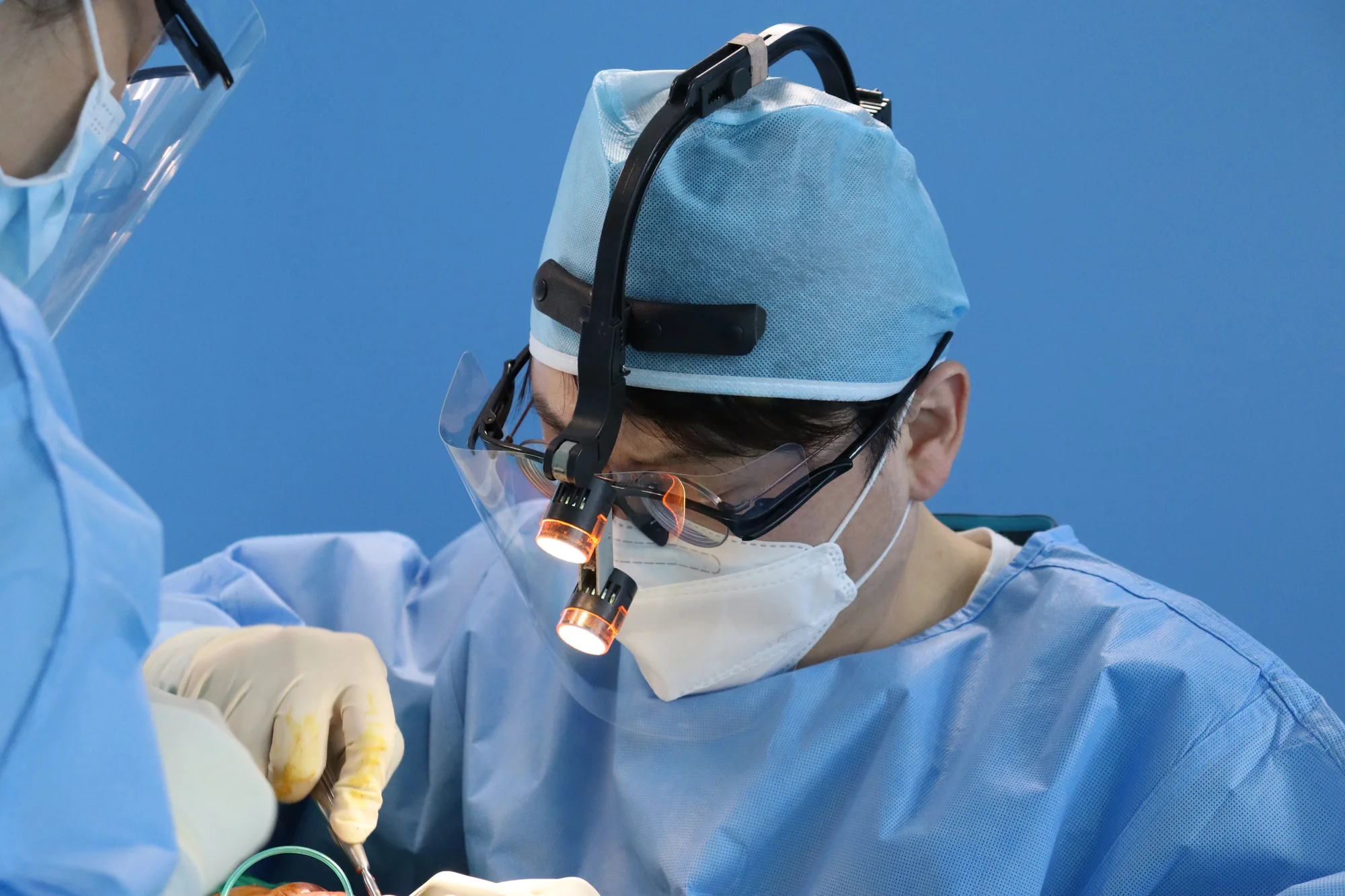 Dr. Peter C. Kang performing surgery